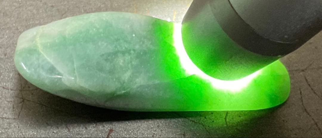 鮮やかな緑色 糸魚川翡翠3g ヒスイ ひすい - メルカリ