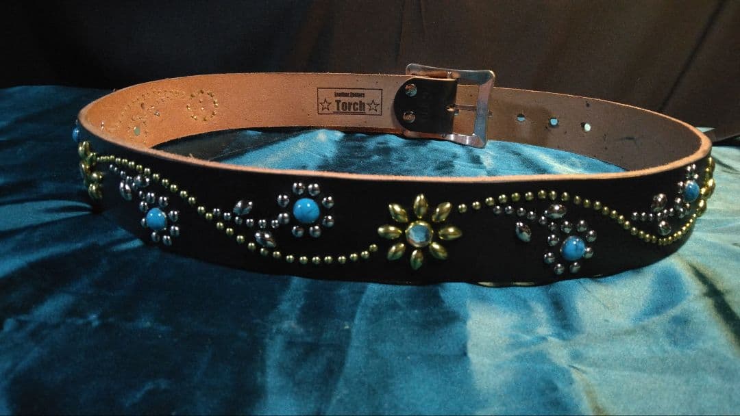 メルむ昭南ベンズレザーツタ＆フラワースタッズベルト　ニッケル＆ブラス 昭南ベンズレザーツタ＆フラワースタッズベルト ニッケル＆ブラス