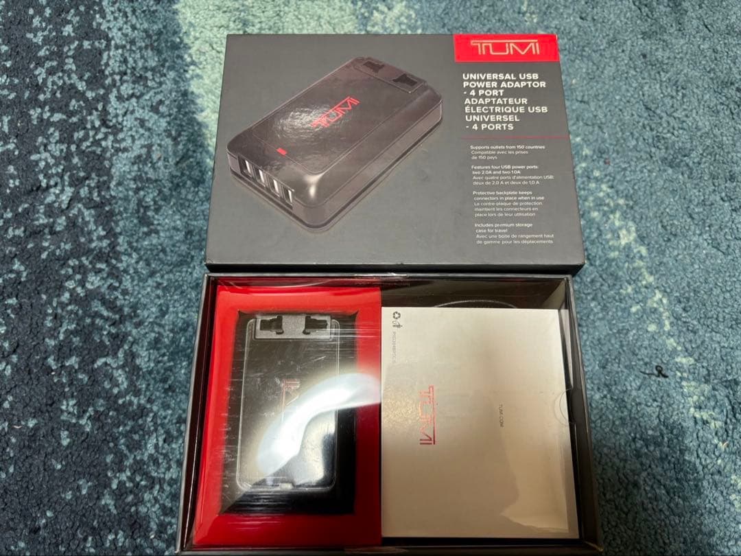 海外変換プラグ　TUMI トラベルアダプタ　150カ国対応USB 4 +電源も