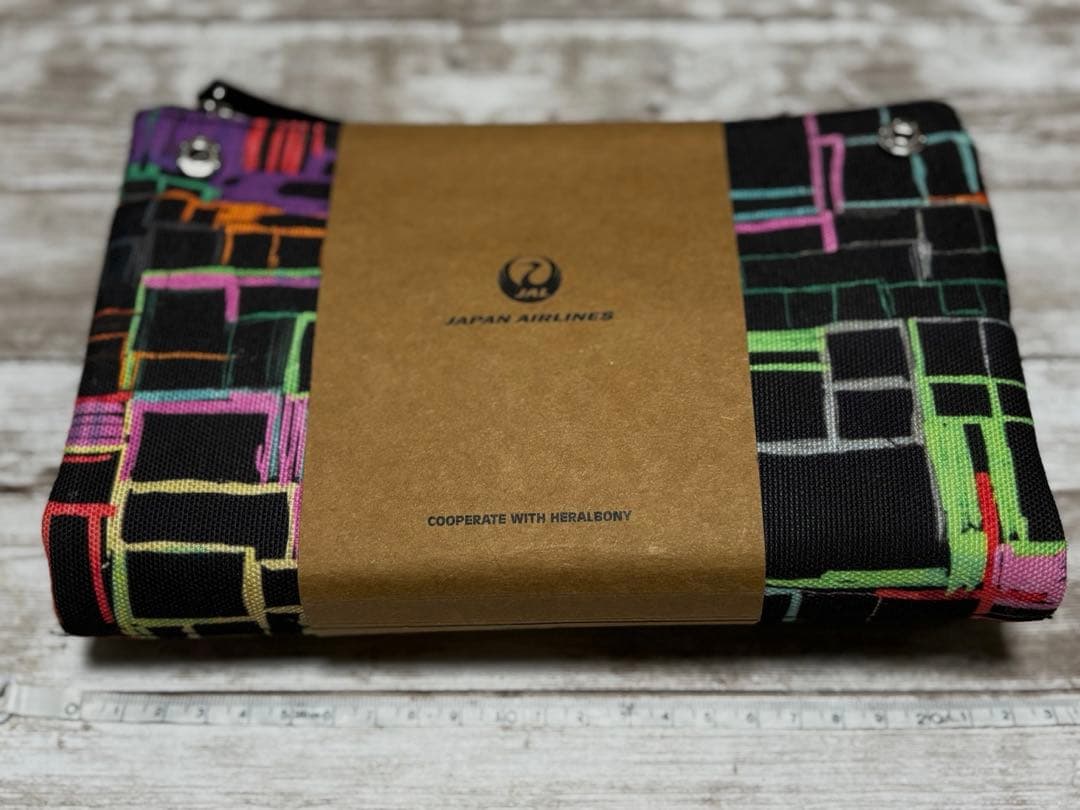 JAL ファーストクラストラベルポーチ HERBALORYコラボ - メルカリ