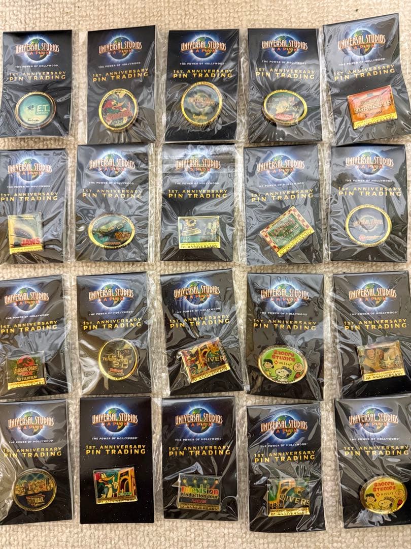 USJ 1周年コレクションBOXと非売品ピンバッチ19種、スヌーピーは色違い2種