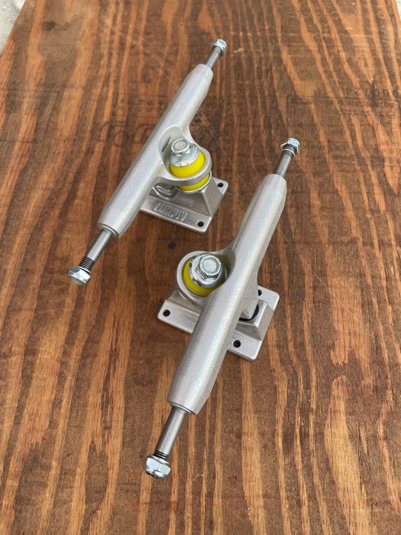 スケートボード　スケボー　トラック　LURPIV TRUCK ラーピヴ LURPIV】SOLID POLISHED ラーピヴ トラック TRUCK スケートボード