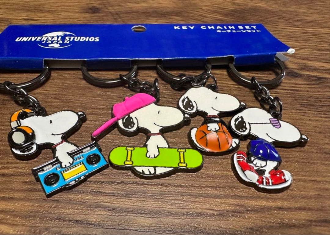 新品USJ限定 スヌーピーキーチェーン 4個セット バスケスケボー