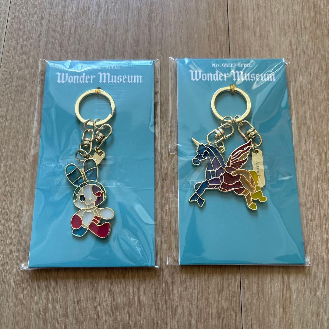 ミセス ワンダーミュージアム ステンドグラスキーホルダー - メルカリ