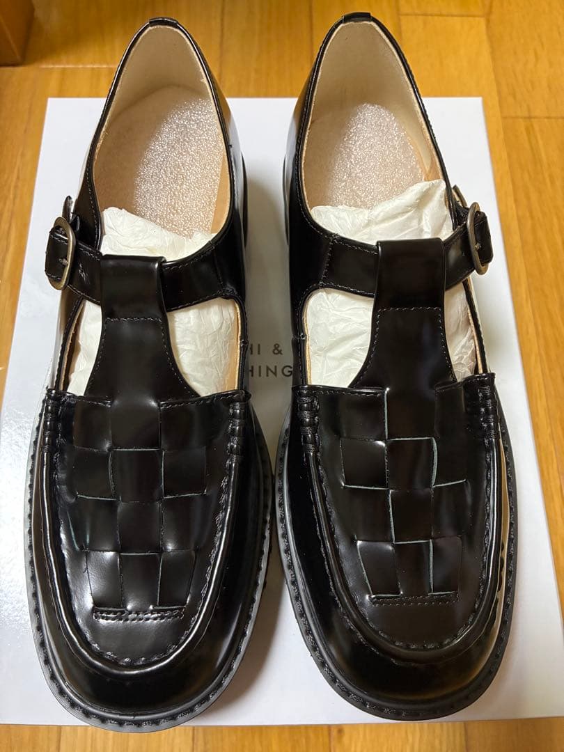 「つま先踊る、大人の相棒」こだわりソールのTストラップシューズ 23.0