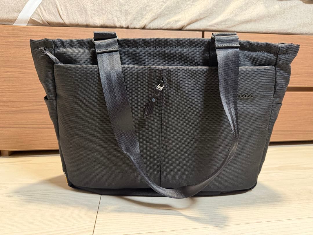 バッグ INCASE Tracks Tote / 22L - Black-
