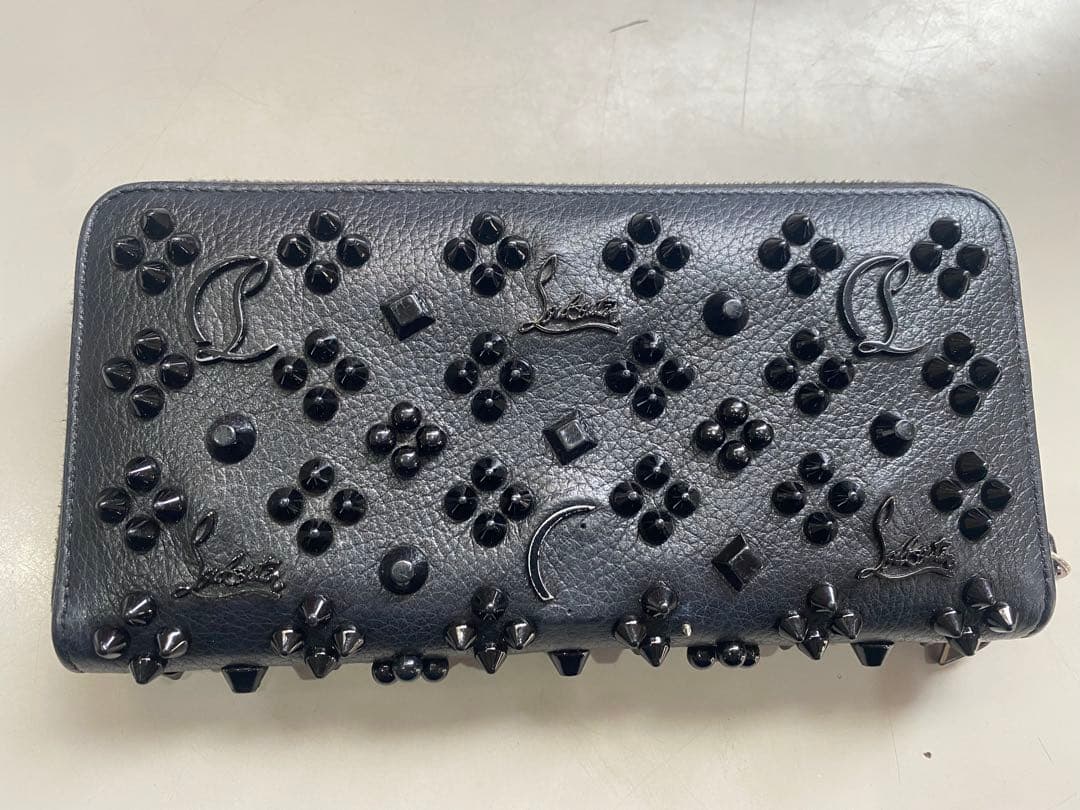 クリスチャン ルブタン 長財布 パネトーネ スタッズ 黒 ラウンド