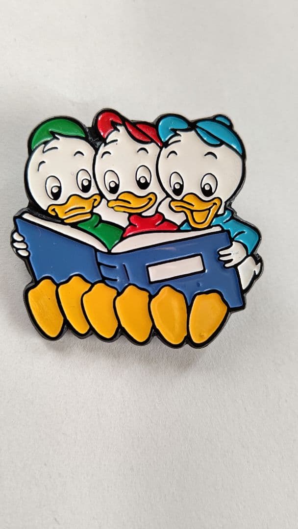 D414【レア】東京ディズニーランド 三つ子のアヒル アルミ製ブローチ