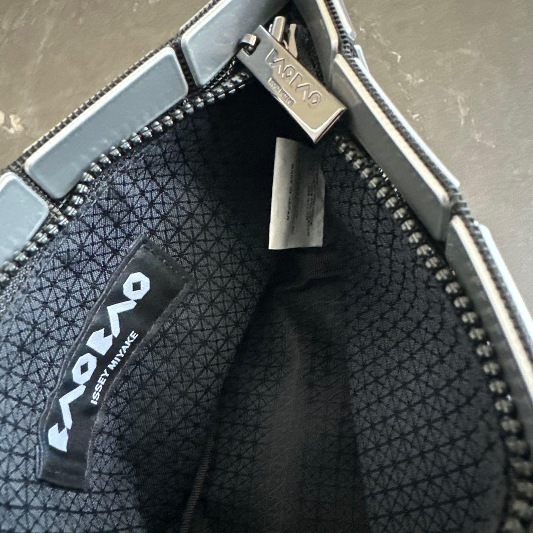 BAO BAO ISSEY MIYAKE PRISM ポーチ⭐︎シルバー - メルカリ