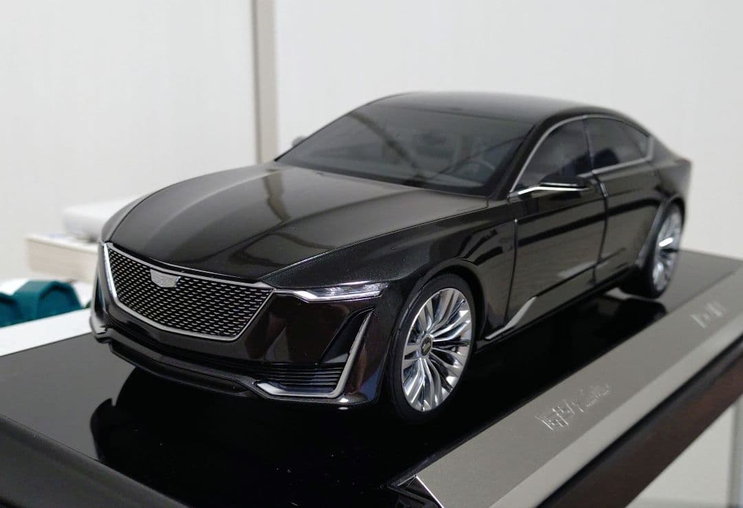キャデラック　エスカーラ　コンセプト　1/18 ミニカー
