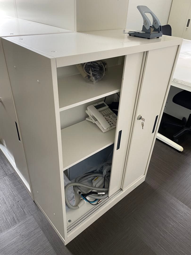 ホワイトキャビネット 3ドア 2棚 鍵付き　オフィス家具多数　引取り希望 送料無料】 【国産】【完成品】スチール引戸書庫 3段 鍵付き 下置き