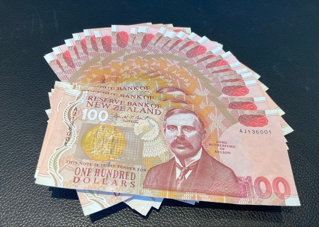 さ*)様 ニュージーランド旧紙幣100ドルx32枚
