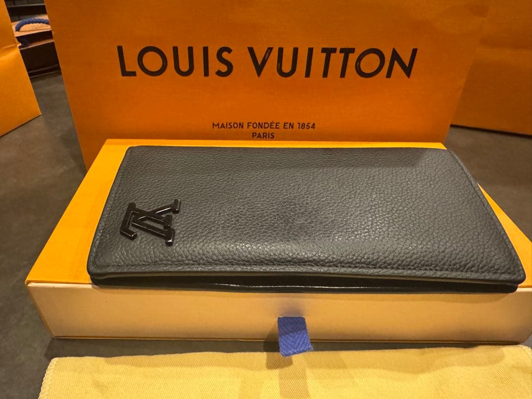 ノエルイヴィトン ポルトフォイユ ブラザ アエログラム トリヨン 二つ折り ルイヴィトンアエログラム ポルトフォイユブラザ NM オレンジ メンズ