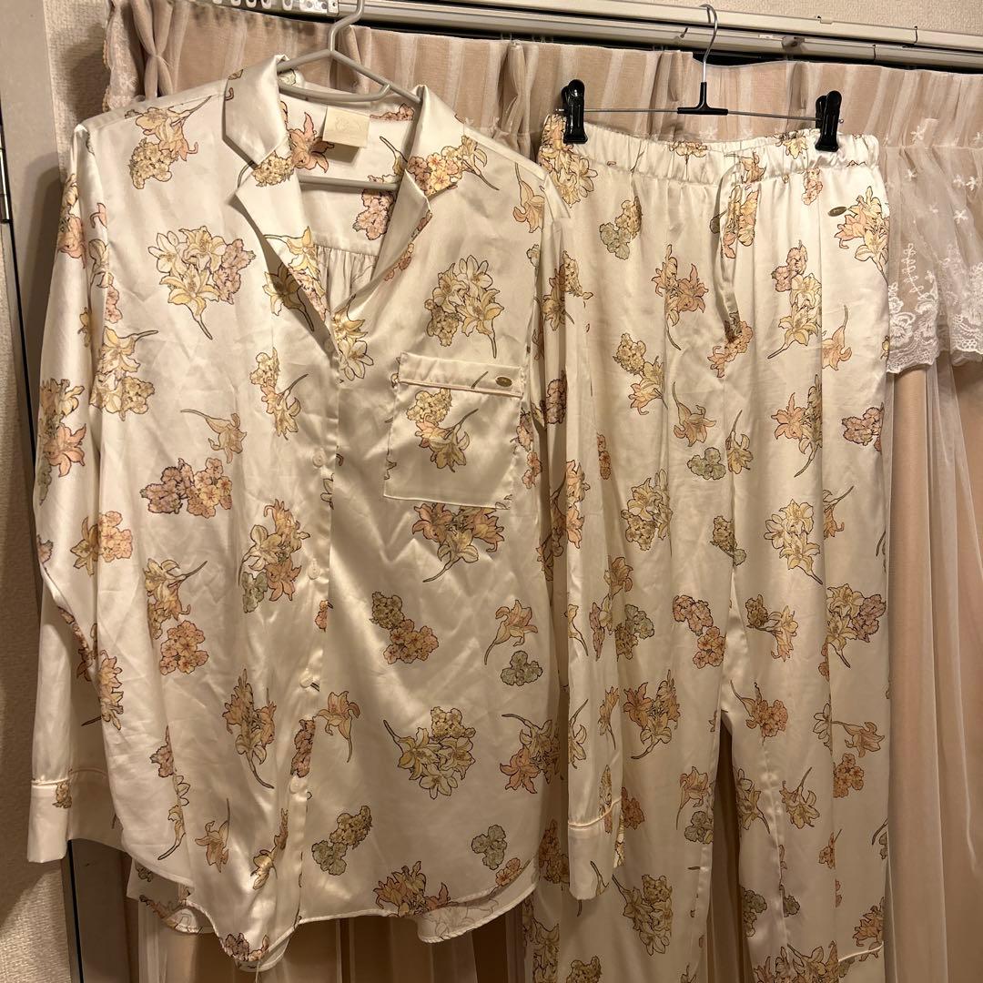 ジェラート ピケ] ミュシャ 花柄サテンシャツロングパンツ - メルカリ