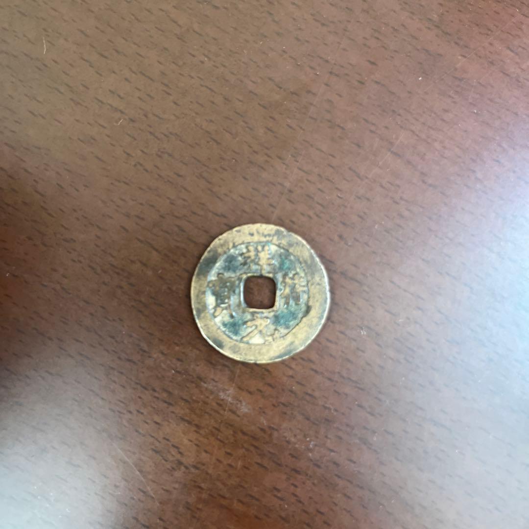 古い金属製 四角い穴あり