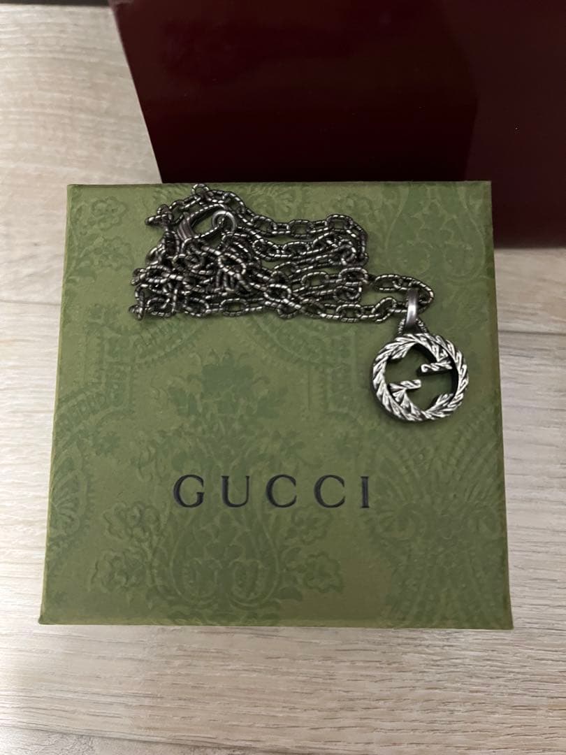 y*a様 GUCCI シルバー ネックレス ロゴペンダント