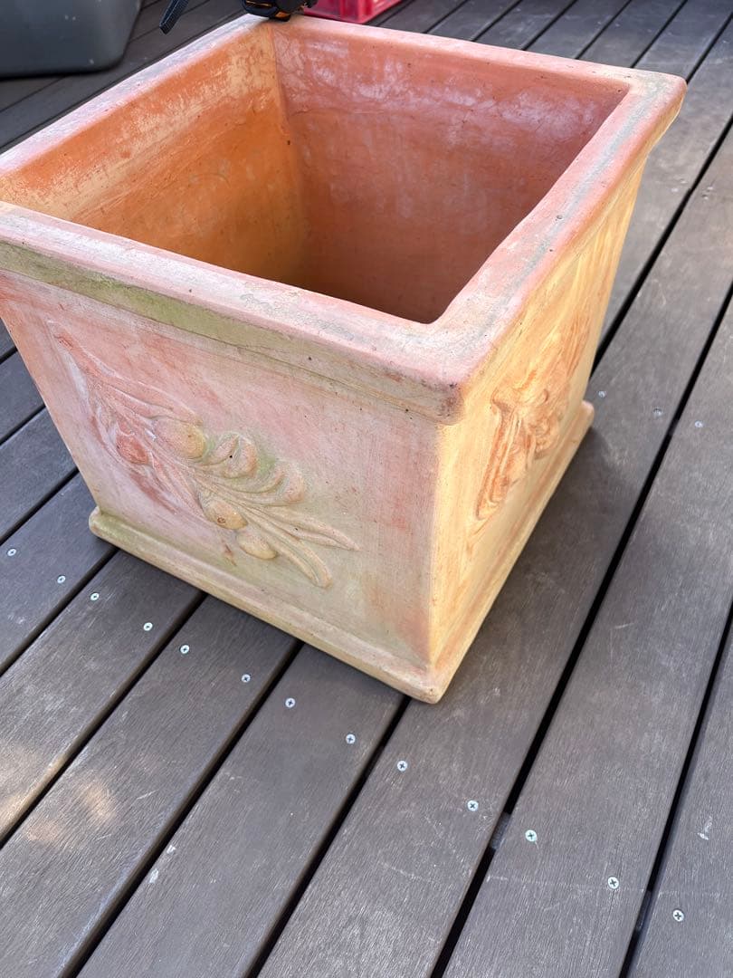 テラコッタ製 四角い植木鉢 花柄彫刻付き　スクエア鉢