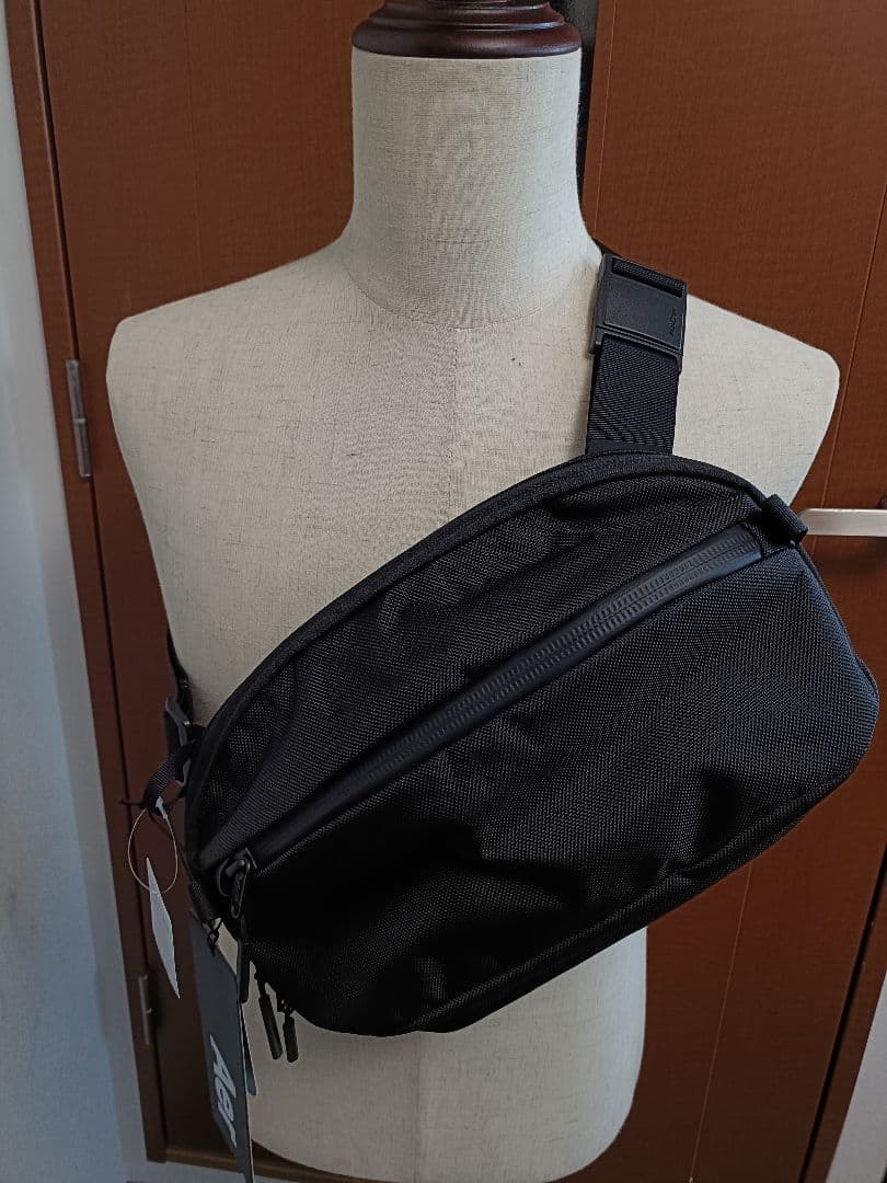 新品 Aer Day Sling 3 MAX ボディバッグ エア Amazon | エアー(エアー)DAY SLING 3 MAX ブラック ユニセックス大人の