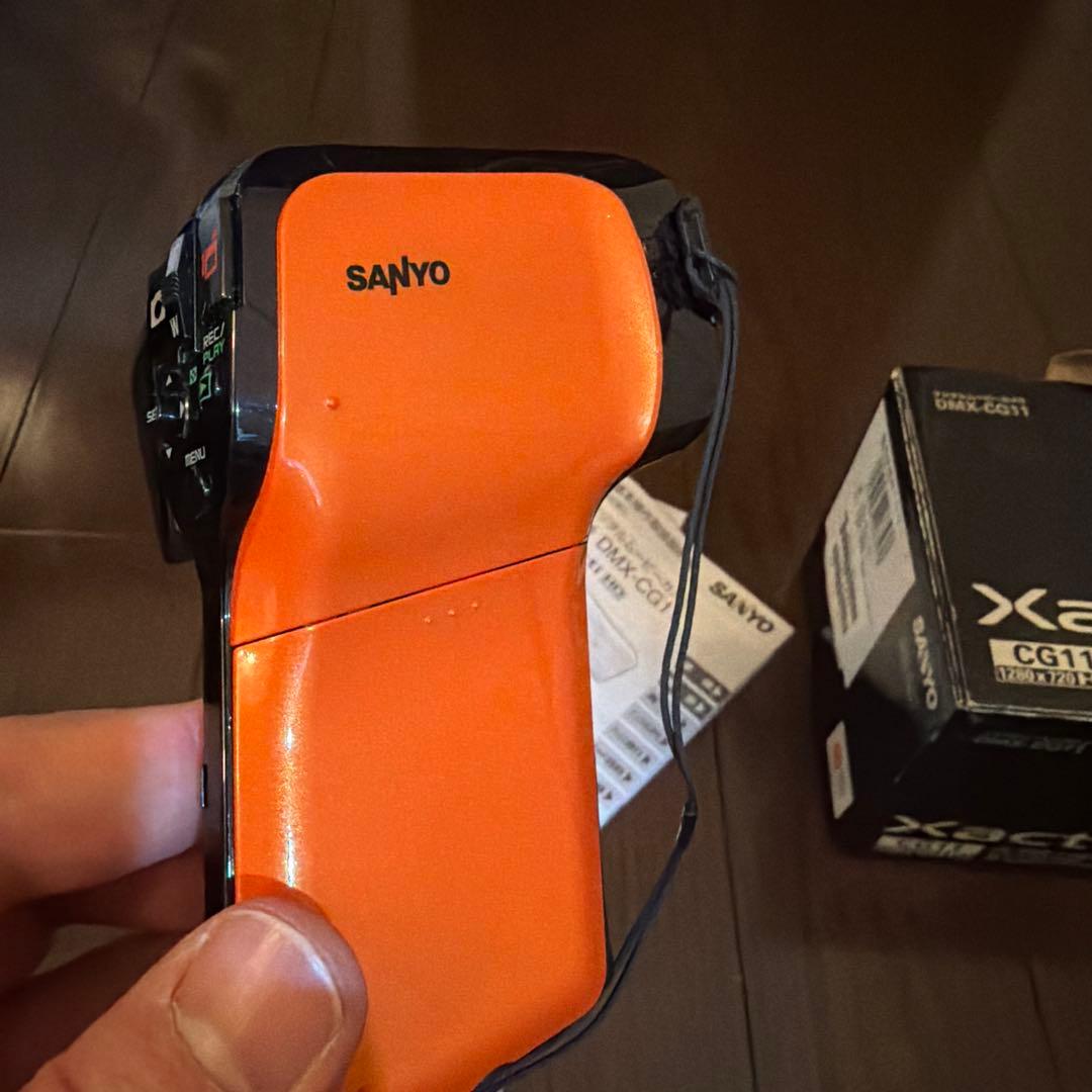 XACTI cg11 オレンジ　箱付 Amazon | SANYO デジタルムービーカメラ Xacti ザクティ DMX-CG11