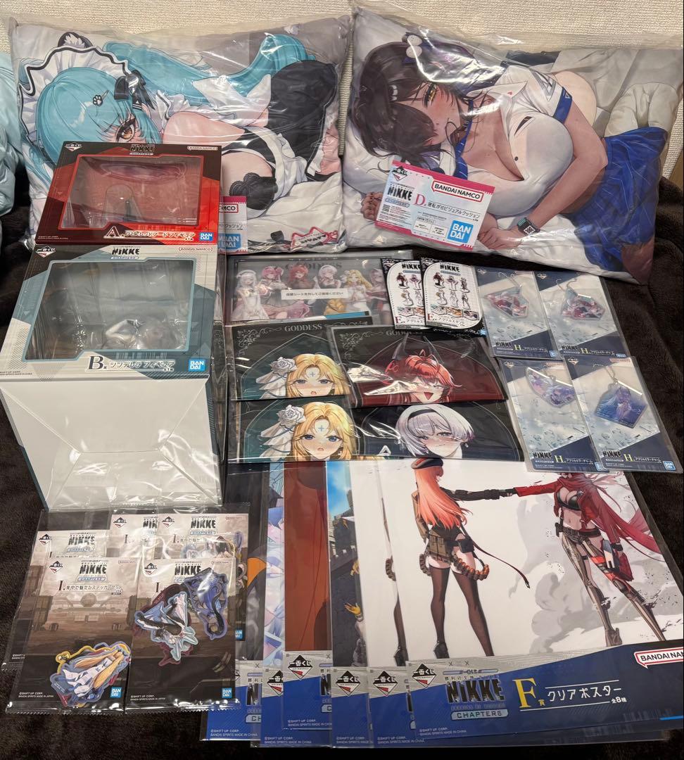 一番くじ　ニケ　A賞、B賞フィギュア、C賞ボード、D賞クッション、下位賞セット 後ろ姿も魅力的なラピのフィギュア公開！「一番くじ 勝利の女神：NIKKE