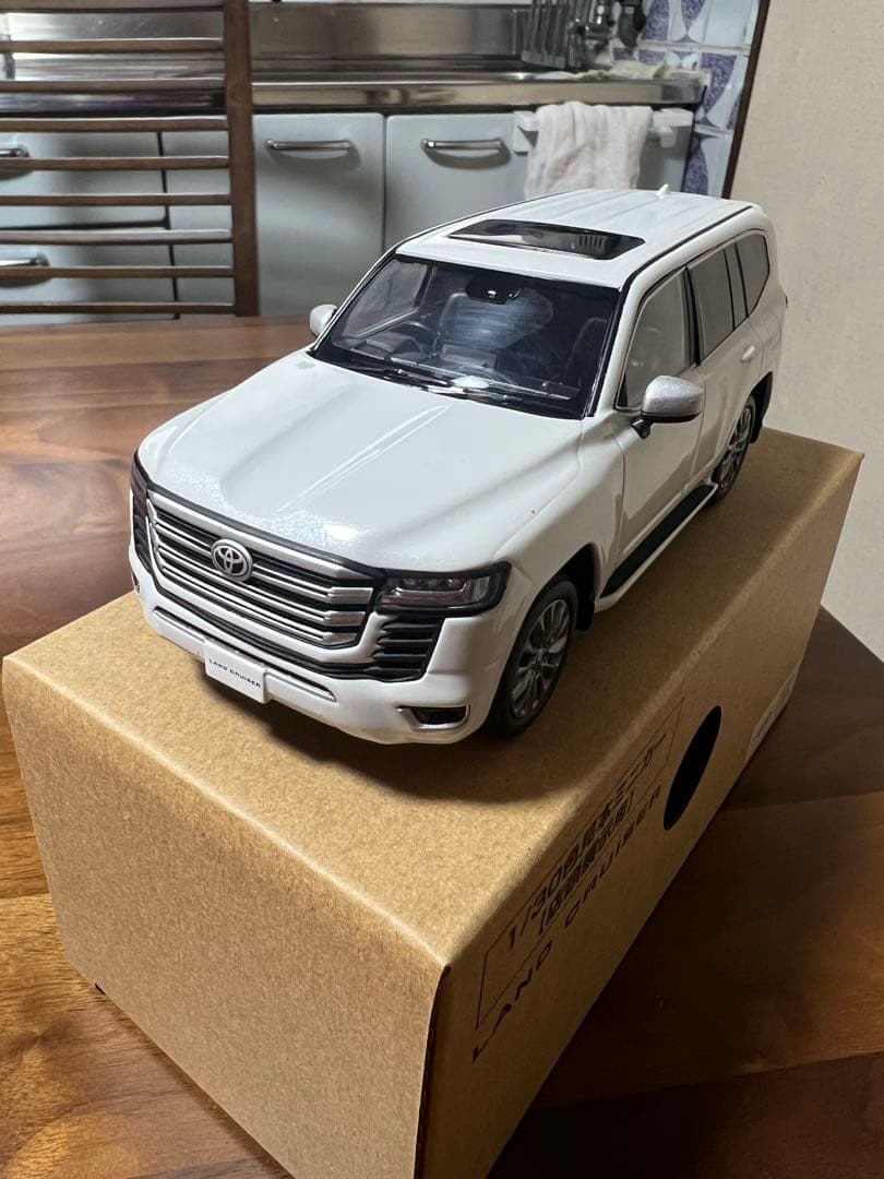 【非売品】トヨタ ランドクルーザー 1/30ホワイト トヨタ特注 1/30 新型 トヨタ ランドクルーザー 300 ランクル カラー