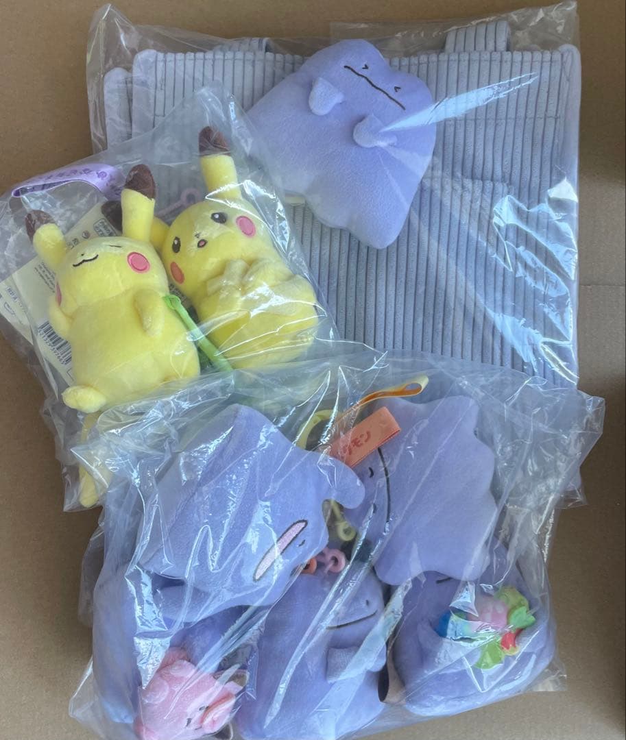 コンプ　新品　十ポケ十色　マスコット　ぬいぐるみ　メタモン　ピカチュウ　バッグ 十ポケ十色」のグッズがポケモンセンターに登場！ピカチュウとメタモン