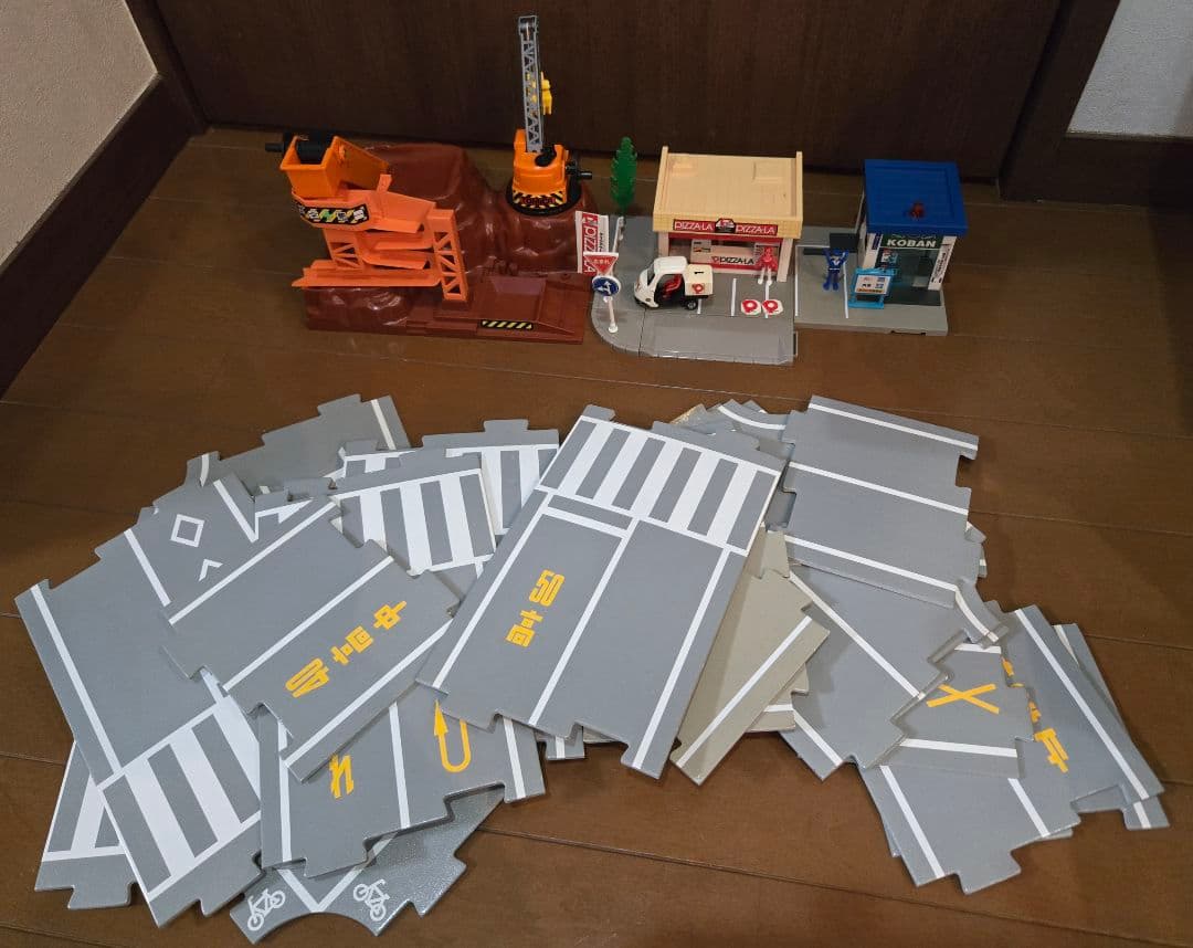 【美品】【廃盤品】トミカタウン ピザーラ 交番 建設現場 つながる道路 セット