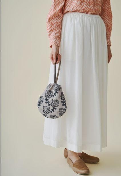 ミナペルホネン yula drop bag 巾着バッグ 花柄 ライトグレー - メルカリ