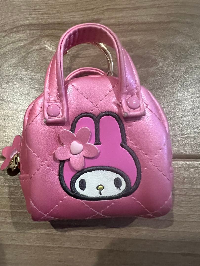 りんごマイメロディ ミニポーチとシャネルバッグ マイメロディ】フェイス型キラキラシェルポーチ（ポーチ） | OPAQUE