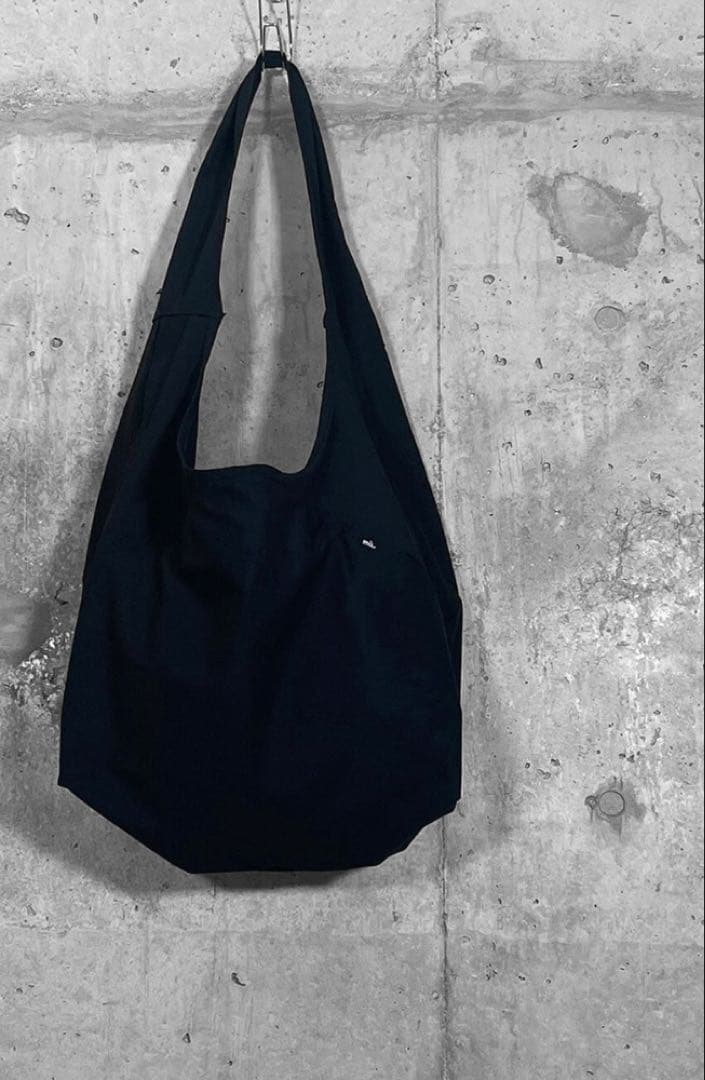 mù_ POSTMAN BAG BLACK