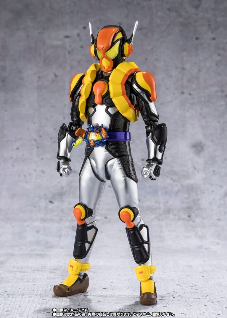 新品　フィギュアーツ　仮面ライダーヴラム