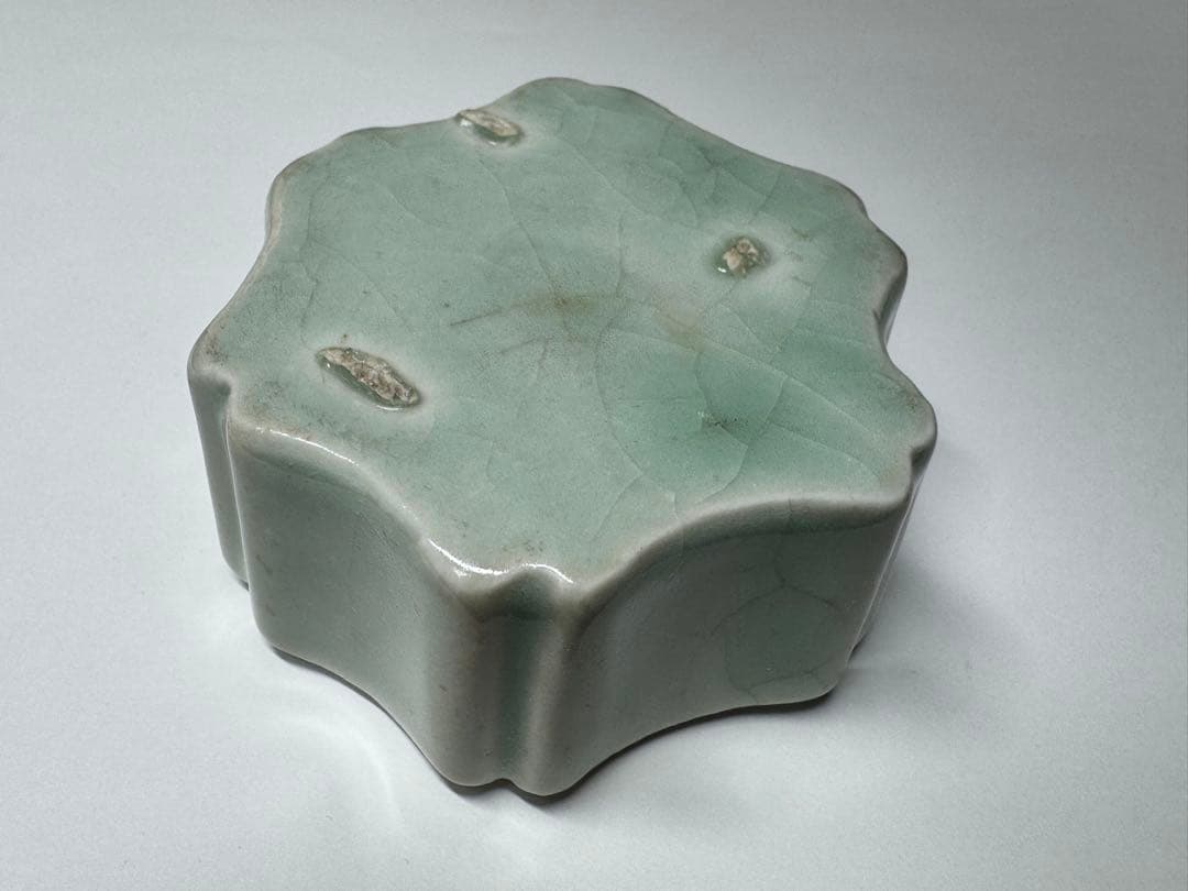 李朝 水滴 青磁 青磁桜花型梅花紋水滴 - メルカリ