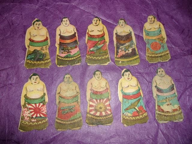 相撲力士 人型メンコ 10枚セット「化粧廻しが戦時風景 プロパガンダ」高さ７ｃｍ