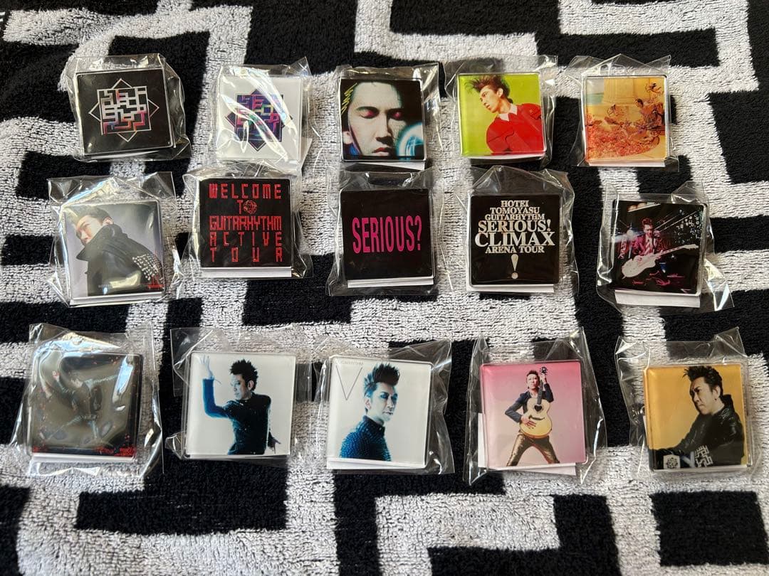 布袋寅泰　40TH ANNIVERSARY バッジ 15個セット 布袋寅泰 HOTEI 40TH ANNIVERSARY｜ローソンチケットのチケット販売