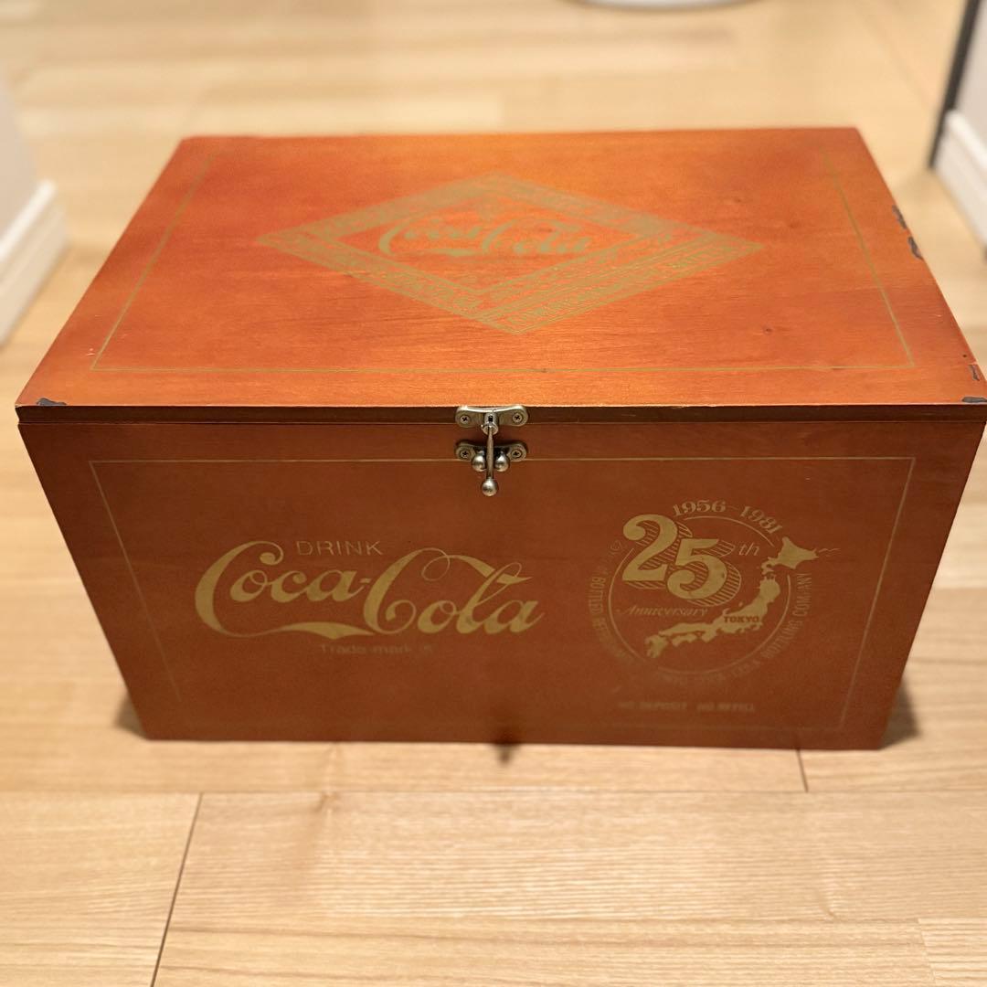 コカコーラ　25周年　木箱【ビンテージ】【昭和レトロ】 コカコーラ25th Anniversary 木製ボックスセット1956-1981 - メルカリ