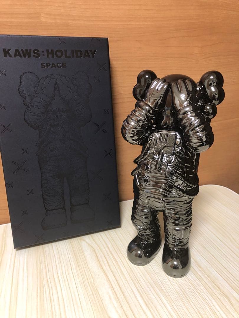 KAWS HOLIDAY SPACE BLACK カウズ　スペース