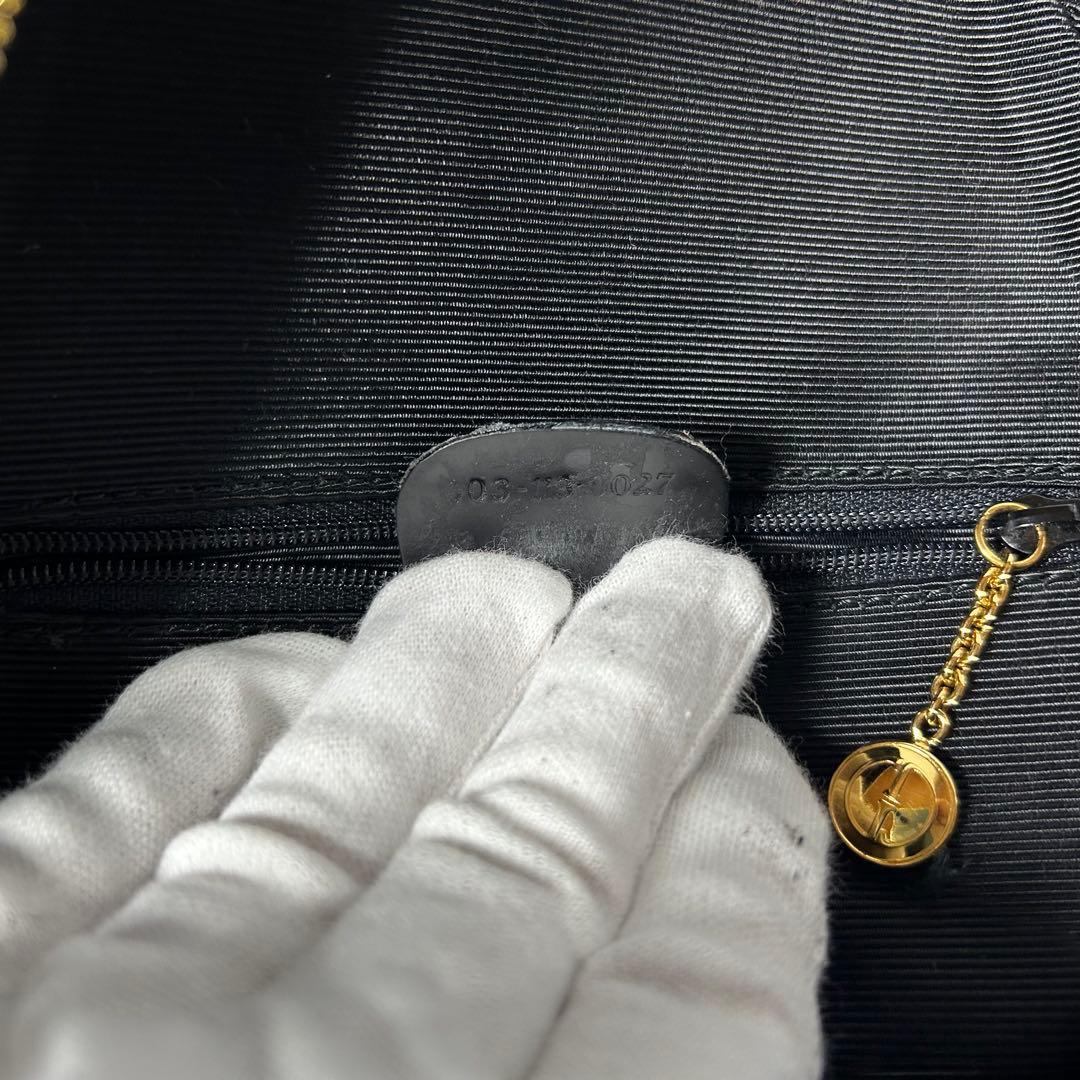 良品】 GUCCI バンブー エナメル ボディーバッグ ロゴ型押し 黒 OLD