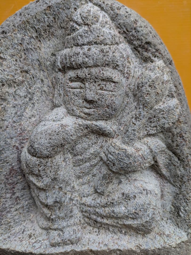 石仏、聖観音菩薩、河原の石、日本人による彫刻、倉田辰彦作