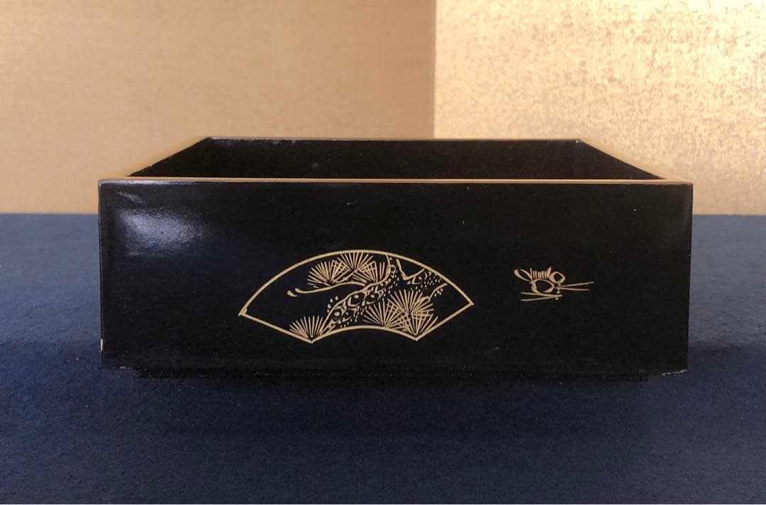 《R》黒内梨地 沈金扇松竹梅図 四段重 替蓋 木製漆器 木箱　260128く2