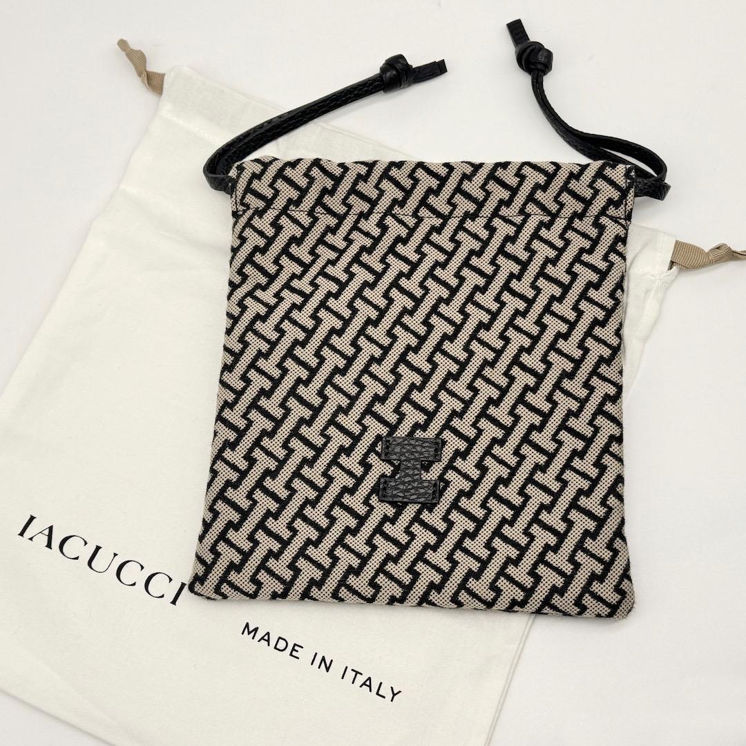 美品 IACUCCI イアクッチ モノグランマ ポーチ 巾着