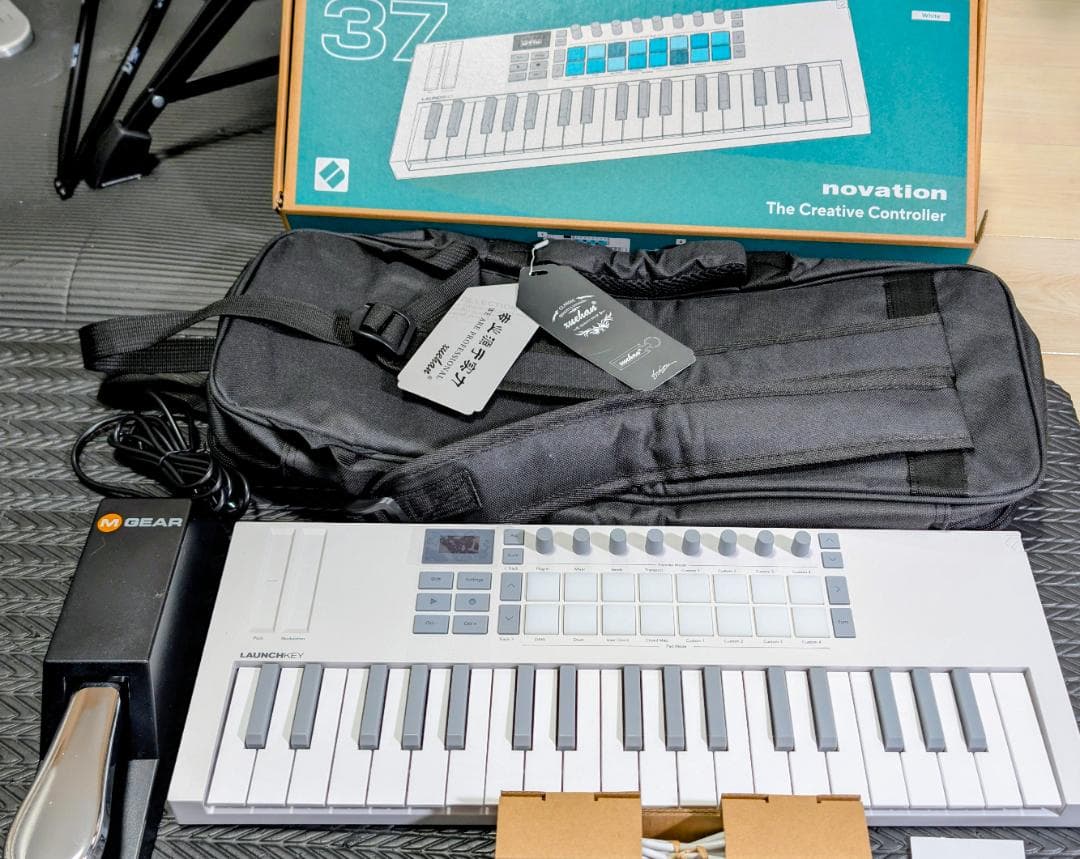 【おまけ付き】Launchkey Mini 37 MIDIキーボード ホワイト