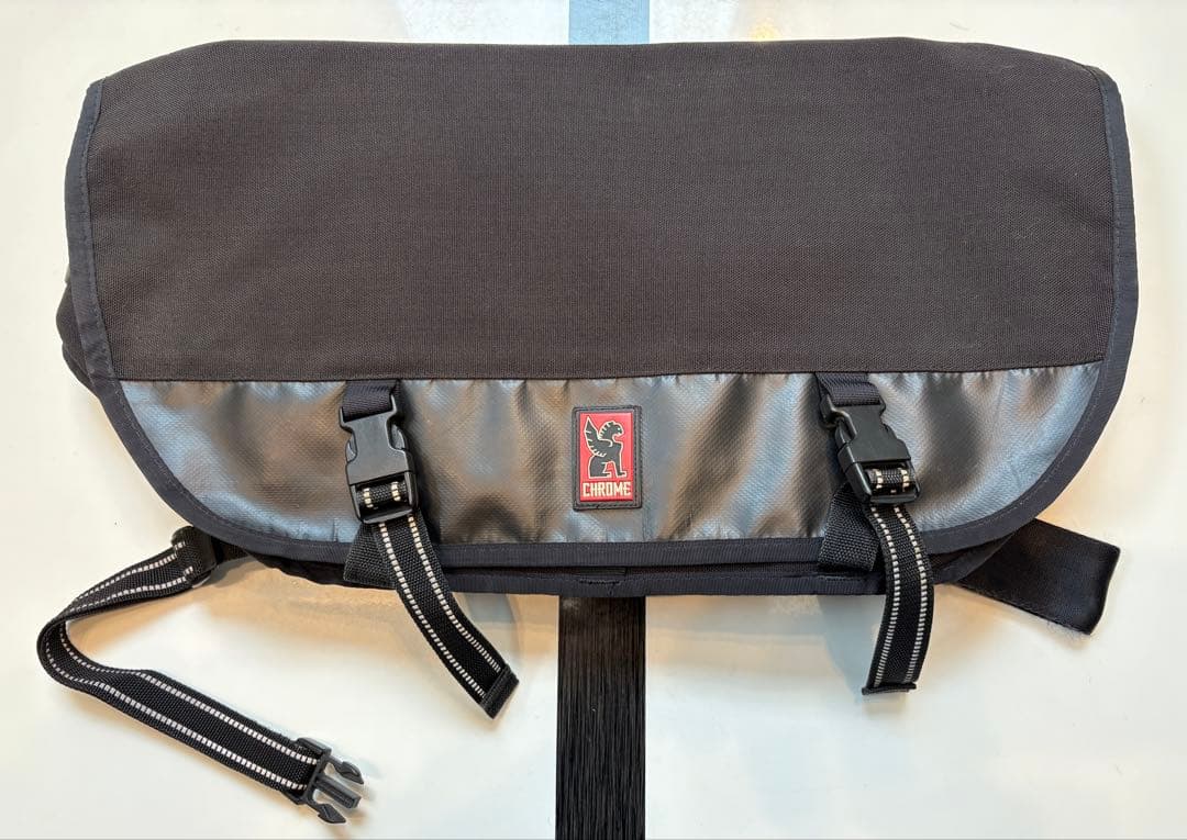 Chrome メッセンジャーバッグ ブラック ミニポーチ付き ブラックバックル