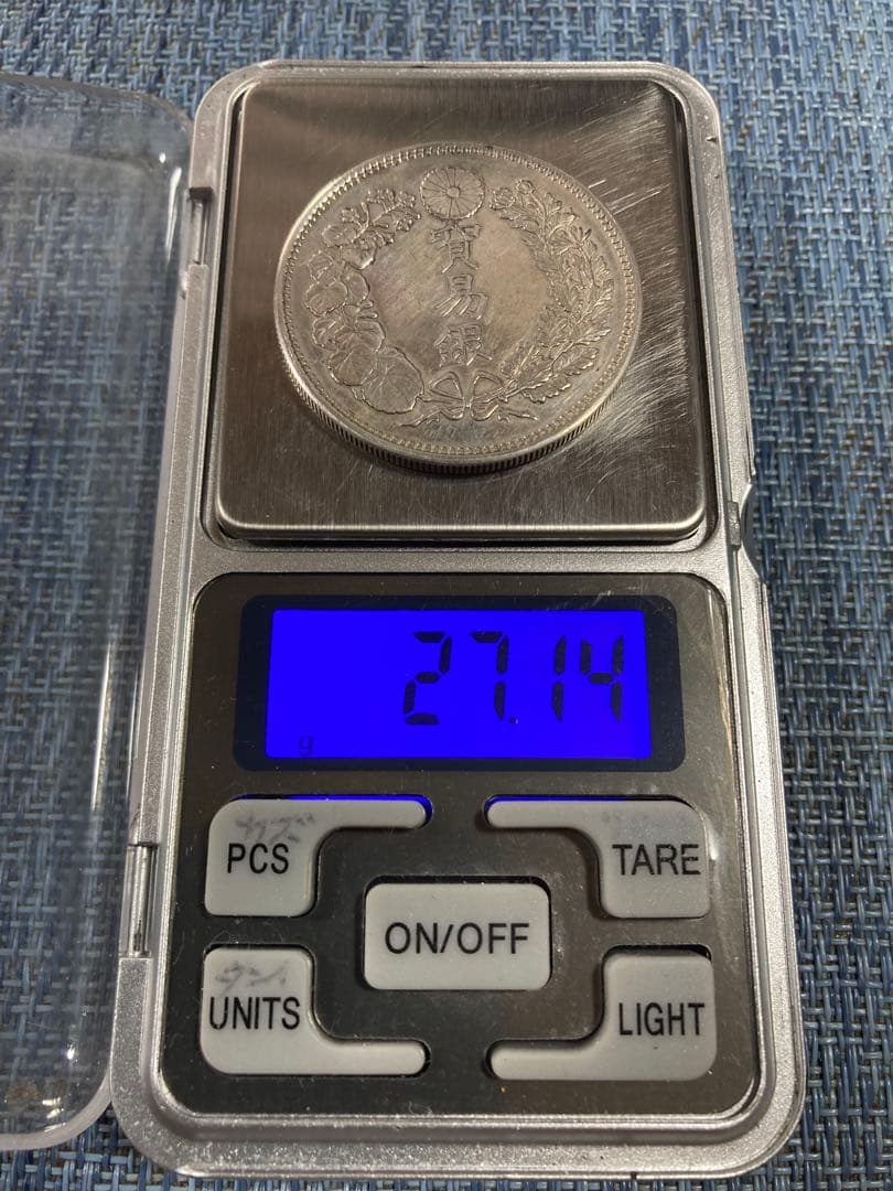 貿易銀明治10年一圓銀貨 菊紋・竜短支脈