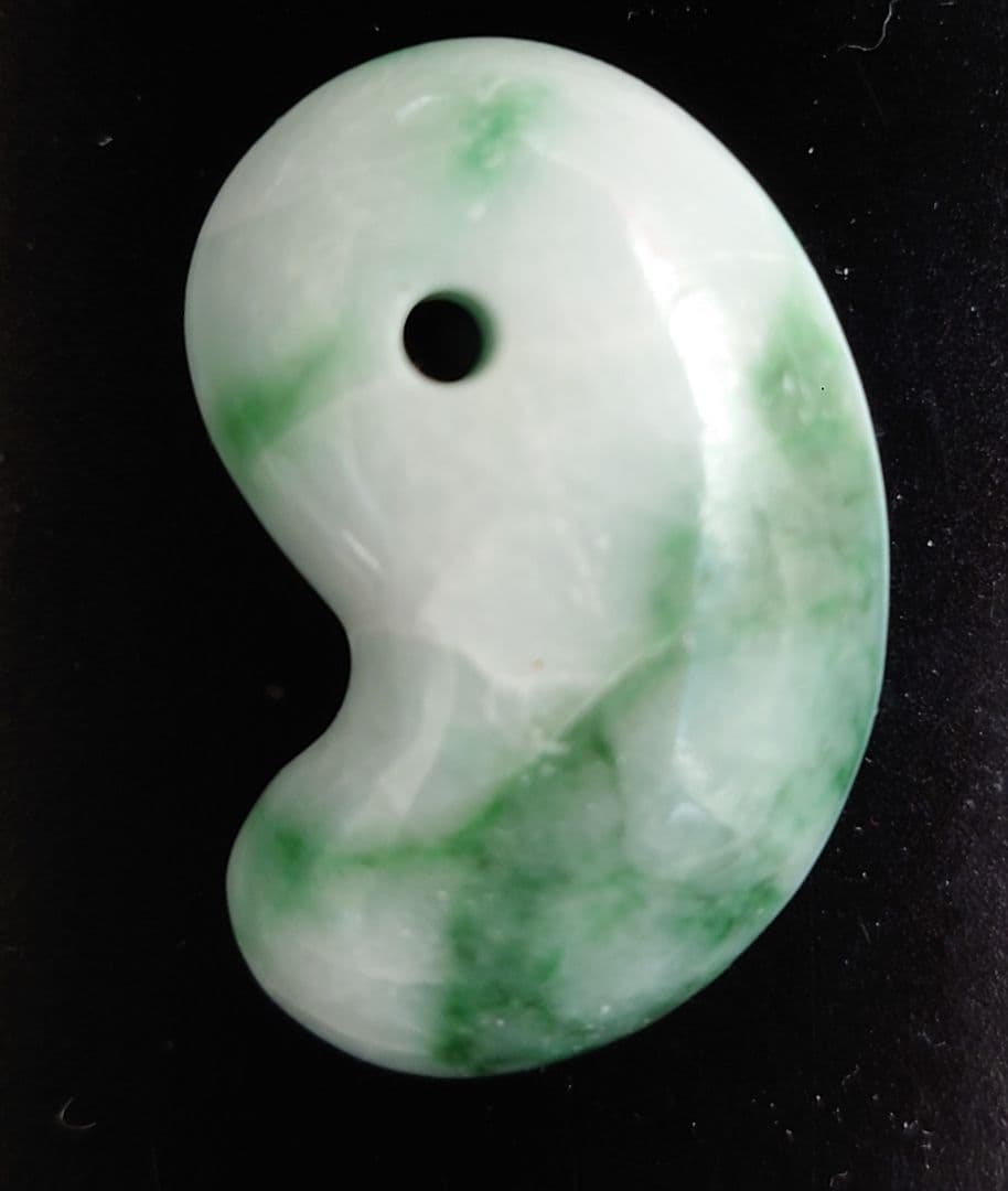 【週末セール】糸魚川翡翠　勾玉