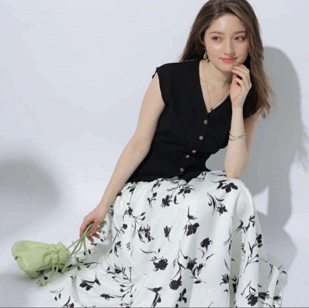 アプワイザーリッシェ モノトーンボリュームフラワースカート - メルカリ