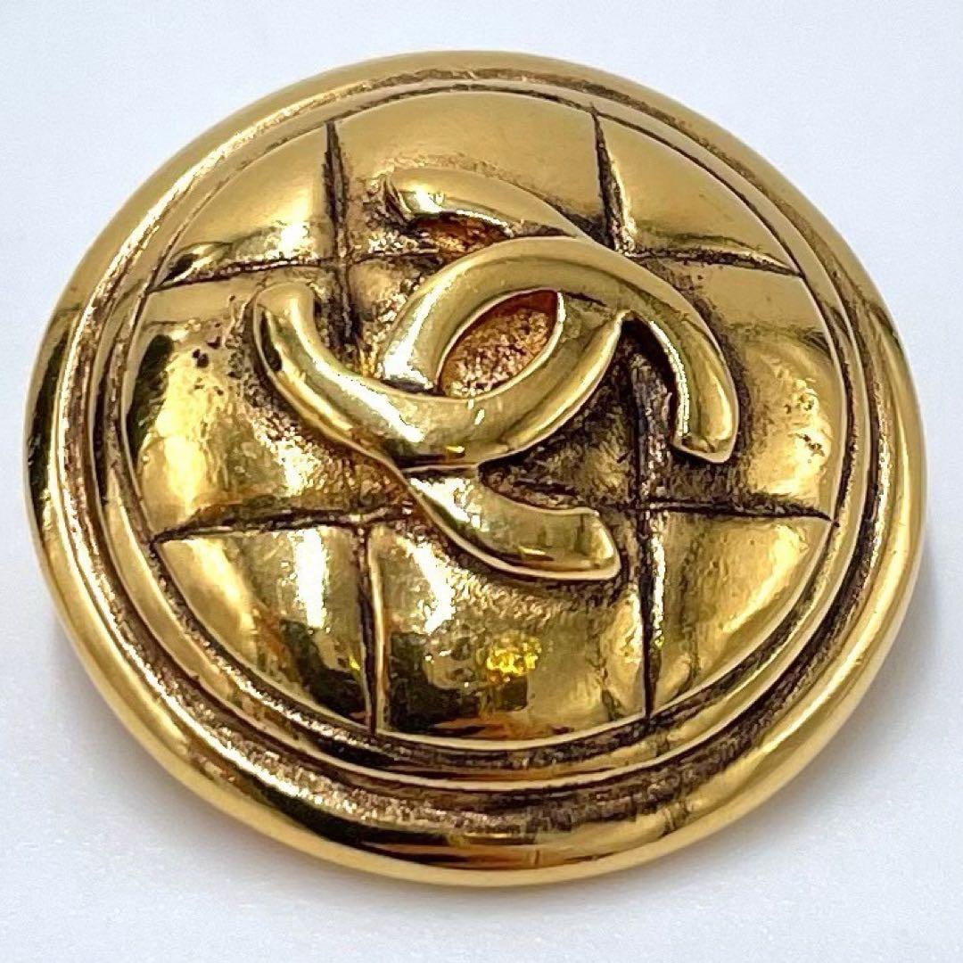 美品✨シャネル マトラッセ ココマーク ラウンド ブローチ レディース CHANEL ココマーク マトラッセ ブローチ – VALTIQUE VINTAGE TOKYO