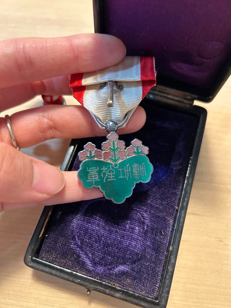 勲七等青色桐葉章 勲章 旧日本軍 メダル 箱付き 勲七等青色桐葉章 勲章 メダル 日本 - メルカリ
