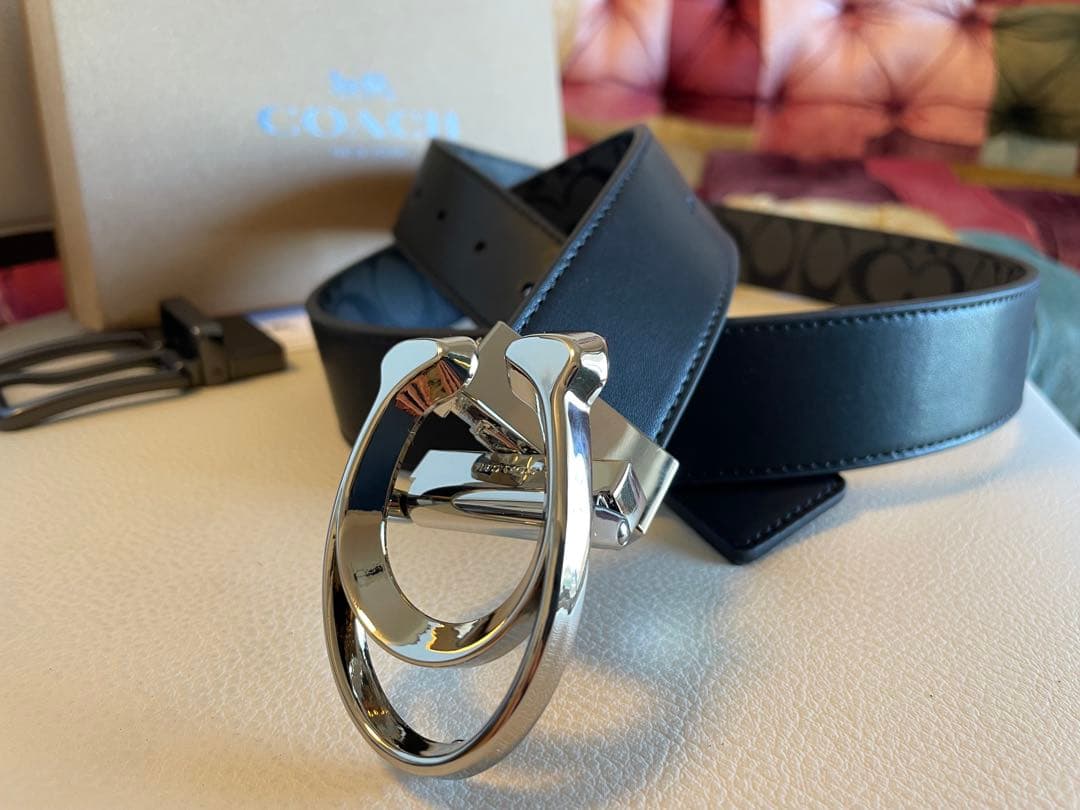 新品coachコーチレザーリバーシブルフリーサイズベルトギフト箱付き