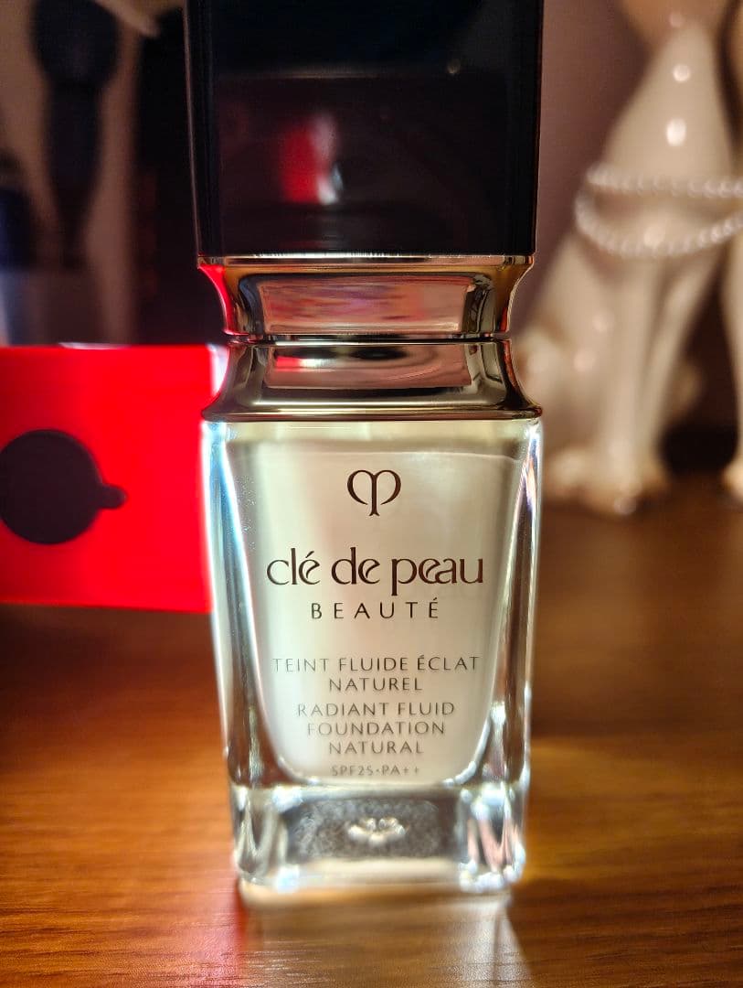 クレ・ド・ポーボーテ　タンフリュイドエクラナチュレル　オークル10 クレ・ド・ポー ボーテ / タンフリュイドエクラ ナチュレル オークル10