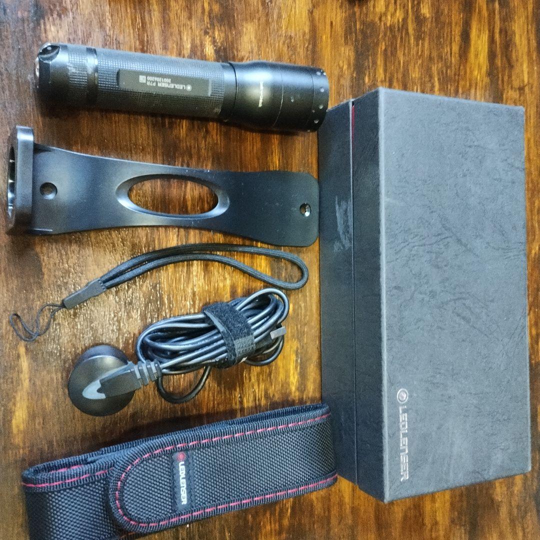 LEDLENSER 懐中電灯 充電器ホルダーケースストラップ付きNo1